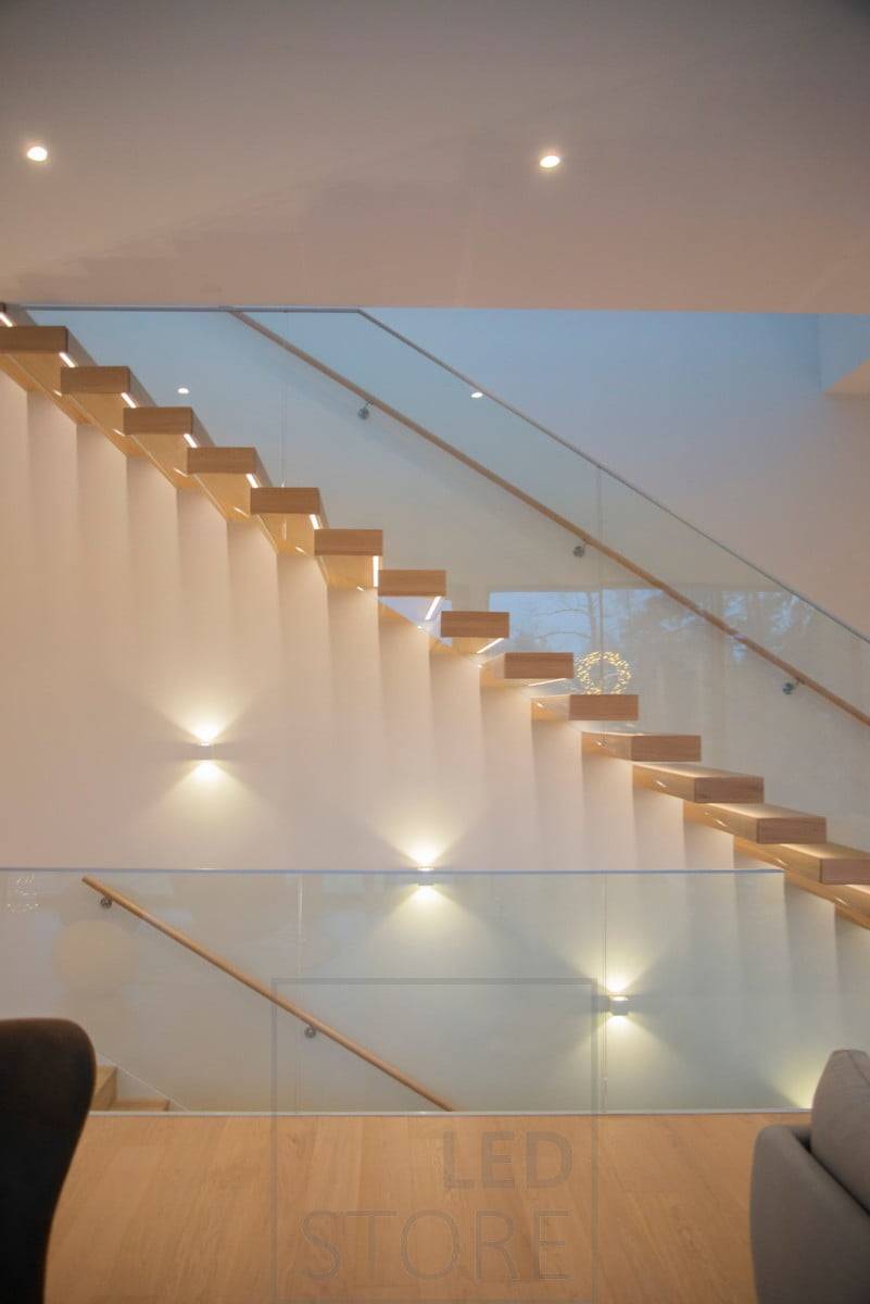 Krásné vzdušné schodiště osvětlené led pásky a nástěnnými svítidly CUBIC.